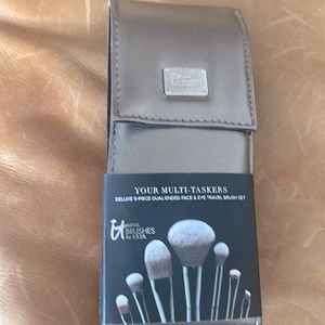 ITCosmetics Brush Set, with 6 brushes in the pouch. New